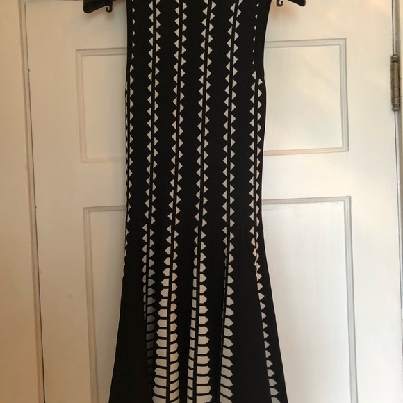 John + Jenn dress worn once doesn’t fit any more - Picture 3 of 4